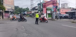 Polsek Ngimbang Secara Rutin Gelar Commanderwish Di Pagi Hari Guna cegah Kemacetan