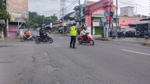 Polsek Ngimbang Secara Rutin Gelar Commanderwish Di Pagi Hari Guna cegah Kemacetan