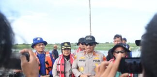 Kapolda Metro Jaya Bagikan Sembako ke Warga Terdampak Banjir di Muara Gembong