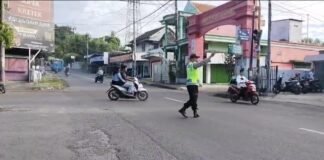 Polsek Ngimbang Secara Rutin Gelar Commanderwish Di Pagi Hari Guna cegah Kemacetan