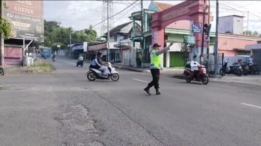 Polsek Ngimbang Secara Rutin Gelar Commanderwish Di Pagi Hari Guna cegah Kemacetan