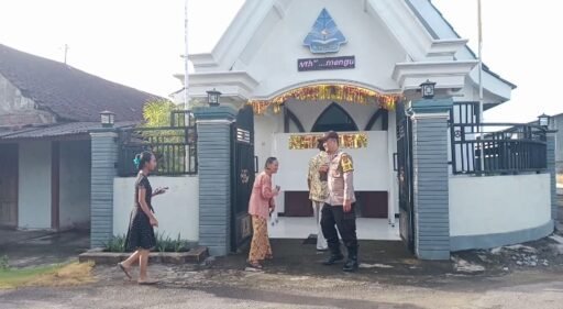 Polsek Ngimbang Gelar Pengamanan Ibadah Minggu Pagi Di Gereja GKJTU Dan GJWI Desa Ngasemlemahbang