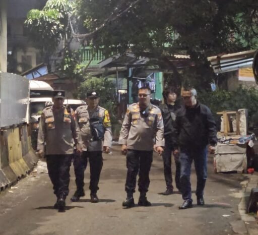 Patroli Jalan Kaki Kapolsek Metro Menteng, Tekan Potensi Tawuran di Pegangsaan