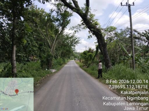 Personil Polsek Ngimbang Gelar Patroli Guna Antisipasi Pohon Tumbang Di Jalur Rawan Bencana