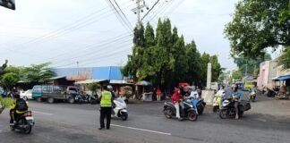 Guna Cegah Kemacetan Polsek Ngimbang Secara Rutin Gelar Commanderwish Di Pagi Hari