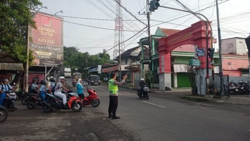 Guna Cegah Kemacetan Polsek Ngimbang Secara Rutin Gelar Commanderwish Di Pagi Hari