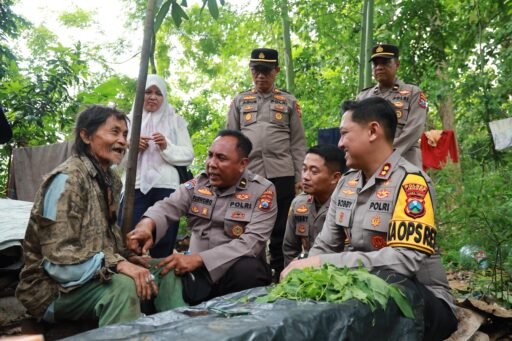 Kapolres Jember Bersama Pak Purnomo “Belajar Baik” Evakuasi Kakek Tuna Wisma dari Hutan Jubung