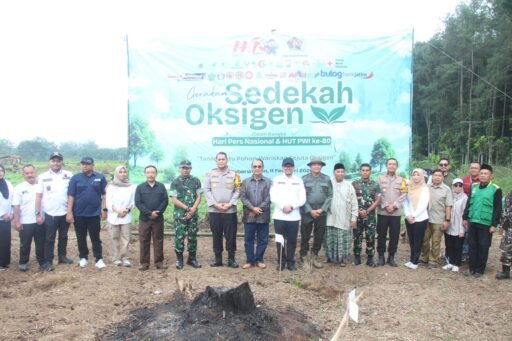 Kapolres Bondowoso Hadiri Gerakan Sedekah Oksigen dan Bakti Sosial HPN 2026, Tanam 1.000 Pohon