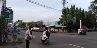 Polsek Ngimbang Secara Rutin Gelar Commanderwish Di Pagi Hari Guna cegah Kemacetan
