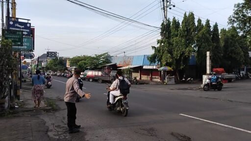 Polsek Ngimbang Secara Rutin Gelar Commanderwish Di Pagi Hari Guna cegah Kemacetan