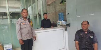 Sambang Bhabinkamtibmas Pasar Baru Di Area Publik PT Pos Indonesia