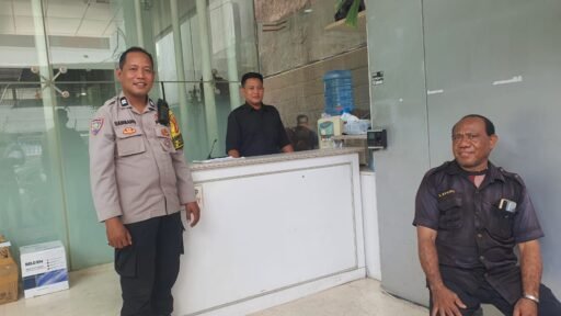 Sambang Bhabinkamtibmas Pasar Baru Di Area Publik PT Pos Indonesia