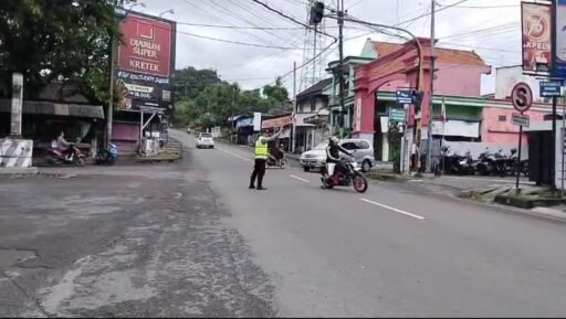 Guna Cegah Kemacetan Polsek Ngimbang Secara Rutin Gelar Commanderwish Di Pagi Hari