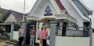 Personil Polsek Ngimbang Gelar Pengamanan Ibadah Minggu Pagi Di Gereja GKJTU Dan GJWI Desa Ngasemlemahbang