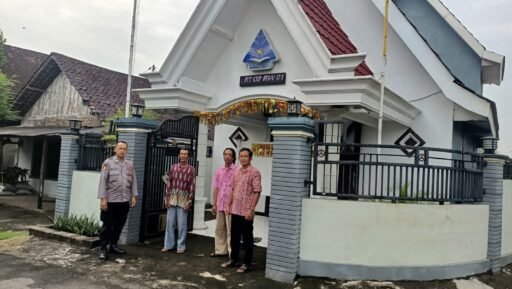 Personil Polsek Ngimbang Gelar Pengamanan Ibadah Minggu Pagi Di Gereja GKJTU Dan GJWI Desa Ngasemlemahbang