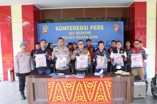 KONFERENSI PERS UNGKAP KASUS PEMBUNUHAN BERENCANA DI DESA GAUNG ASAM