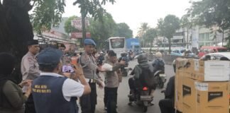 Dihari Pertama Puasa Polsek Bekasi Barat Bagikan Takjil Kepada Warga Masyarakat