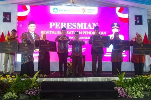 Mendikdasmen Bersama Gus Bupati Resmikan Revitalisasi Sekolah Se-Kabupaten Jember di SMP N 1 Balung