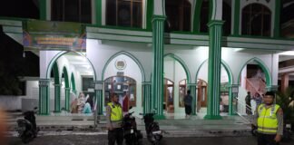 Personil Polsek Ngimbang Gelar Patroli pengamanan Sholat Taraweh Guna Cegah Kriminalitas