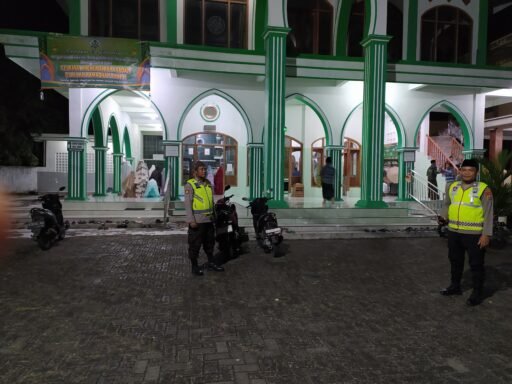 Personil Polsek Ngimbang Gelar Patroli pengamanan Sholat Taraweh Guna Cegah Kriminalitas
