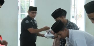 Momentum Ramadhan Satreskrim Bagian SDM Humas Polres Meranti Berbagi Ratusan Takjil Di Pondok Pusantren