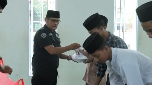 Momentum Ramadhan Satreskrim Bagian SDM Humas Polres Meranti Berbagi Ratusan Takjil Di Pondok Pusantren
