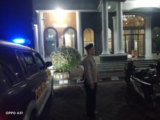 Personil Polsek Ngimbang Gelar Patroli pengamanan Sholat Subuh Guna Cegah Kriminalitas