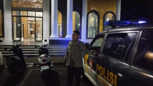 Personil Polsek Ngimbang Gelar Patroli pengamanan Sholat Subuh Guna Cegah Kriminalitas