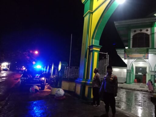 Personil Polsek Ngimbang Gelar Patroli pengamanan Sholat Taraweh Guna Cegah Kriminalitas