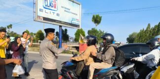 Polres Ogan Ilir dan Polsek Jajaran Bagikan Takjil di Bulan Suci Ramadhan 1447 H