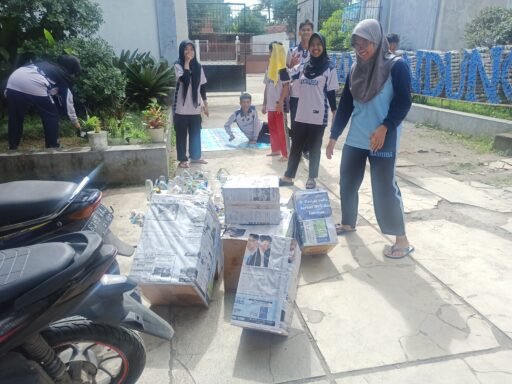 ECo Brick Daur Ulang Sampah Plastik Kreativitas Siswa MAN 1 Bandung Beko Buat Kerajinan Tangan