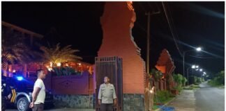 Personol Polsek Ngimbang Gelar Patroli Blue Light Guna Antisipasi 4C dan Hitam – Hitam Di Malam Hari