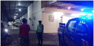 Personil Polsek Ngimbang Gelar Patroli Siskamtibmas Guna Cegah Kriminalitas Di Malam Hari
