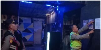 Kapolsek Ngimbang Bersama Personil Polsek Ngimbang Gelar Sosialisasi Dan Pemasangan Surat Himbauan Kamtibmas