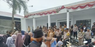 Lalat Vs Citra Medsos : Warga Babakan ‘kepung’ Desa, Tuntut Kandang Ayam BUMDes Angkat Kaki