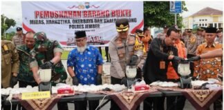 Polres Jember Musnahkan Ribuan Botol Miras dan Knalpot Ciptakan Kondusifitas di Bulan Ramadhan