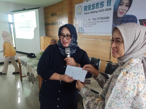 Hadir Bak Ibu Bagi Anak-Anaknya Dra. Hj. Tia Fitriani, Menampung Keluh Kesah Warga Desa Rancamulaya