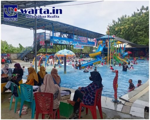 Jelang Ramadan, Ribuan Pengunjung Serbu Padusan di Kolam Renang Puri Berlian Park Rembang