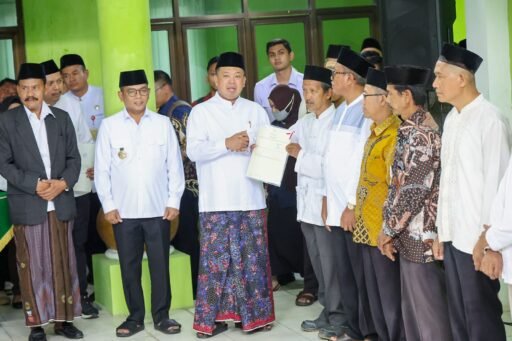 Andra Soni Saksikan Penyerahan Sertipikat Tanah Wakaf oleh Menteri ATR/BPN di Banten