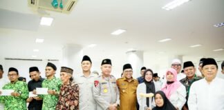 Safari Ramadan Perdana, Gubernur Banten Andra Soni Salurkan Bansos Rp233 Juta di Masjid Raya Al-Bantani