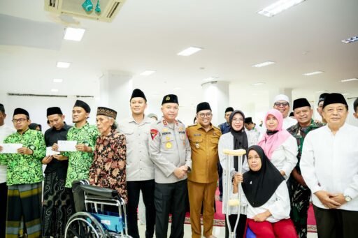 Safari Ramadan Perdana, Gubernur Banten Andra Soni Salurkan Bansos Rp233 Juta di Masjid Raya Al-Bantani