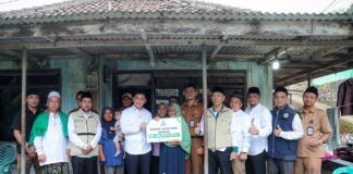 Wagub Dimyati Salurkan Bantuan Renovasi Rumah Tidak Layak Huni untuk Dua Lansia di Cilegon