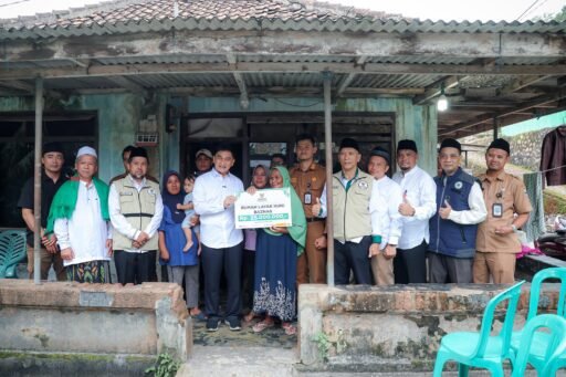 Wagub Dimyati Salurkan Bantuan Renovasi Rumah Tidak Layak Huni untuk Dua Lansia di Cilegon