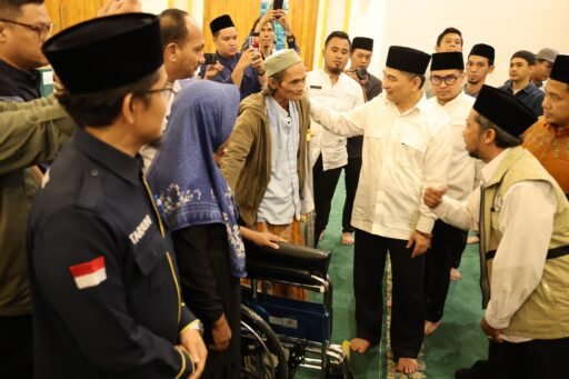 Safari Ramadan, Wagub Banten Berikan Tongkat Bantu Jalan untuk Andri, Pedagang Difabel Tangsel