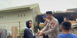 Ditpolairud Polda NTB Berbagi Takjil kepada Nelayan Pantai Gading Mataram