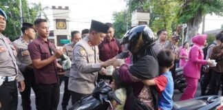 Kapolda NTB Jadikan Momentum Ramadhan Ajang Berbagi dan Lebih Dekat Dengan Masyarakat