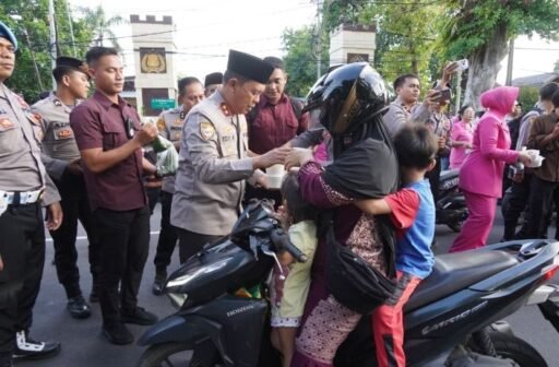 Kapolda NTB Jadikan Momentum Ramadhan Ajang Berbagi dan Lebih Dekat Dengan Masyarakat