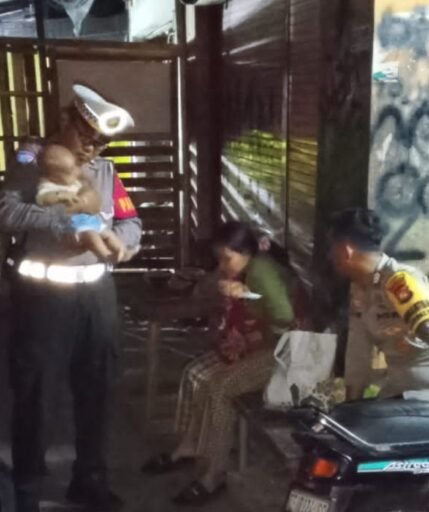 Tim Patroli Polsek Narmada Bantu Ibu Bersama Bayi Pulang ke Rumah