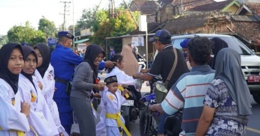 Anak Binaan Karate-Do Dojo Polairud Polda NTB Berbagi Takjil Ramadhan di Pelabuhan Lembar dan Serumbung
