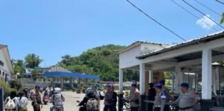 Personel Ditpolairud Polda NTB Amankan Pelabuhan dalam Operasi Ketupat Rinjani 2026